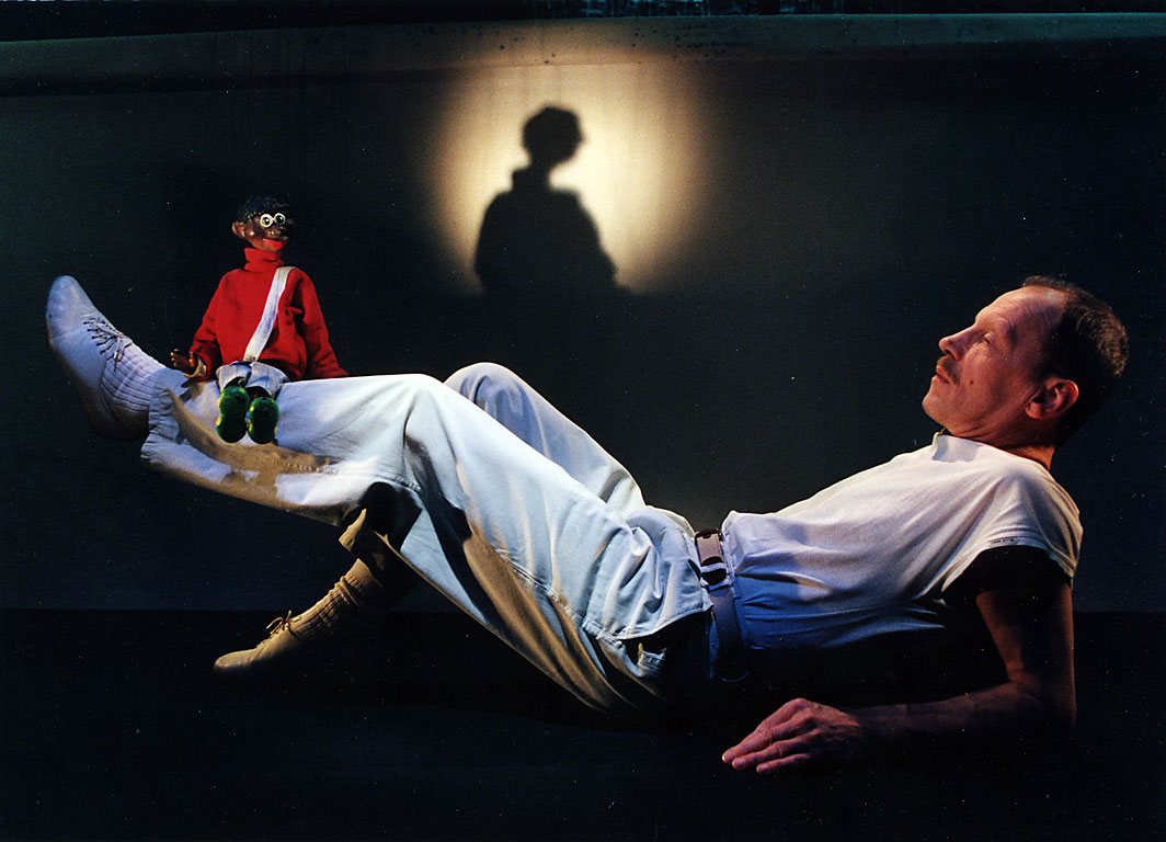 Heinz Samm und die Marionette Jim Knopf tanzen den Bolro.